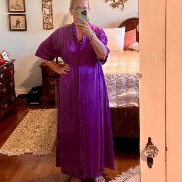 Vintage Vanity Fair purple nylon long button front short sleeve collarless robe - Picture 2 of 9